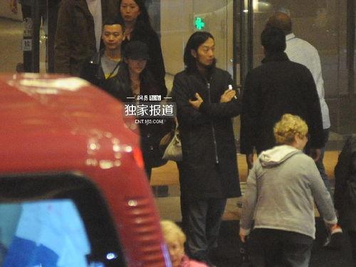 汤唯路边吃瓜,演绎都市时尚生活