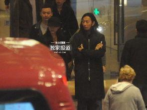 汤唯路边吃瓜,演绎都市时尚生活