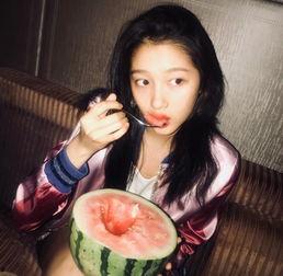 吃瓜情侣写真图片,吃瓜情侣写真，甜蜜互动尽展爱意