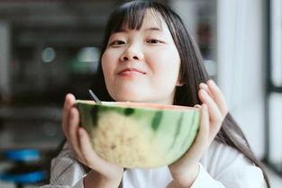 吃瓜情侣写真图片,吃瓜情侣写真，甜蜜互动尽展爱意