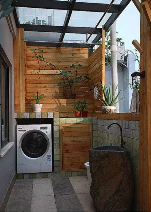 男子阳台吃瓜后续,男子阳台吃瓜背后的故事与启示