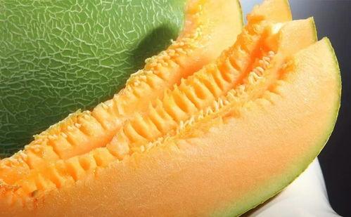 新疆吃蜜瓜,甜蜜诱惑，瓜香四溢的西域珍果